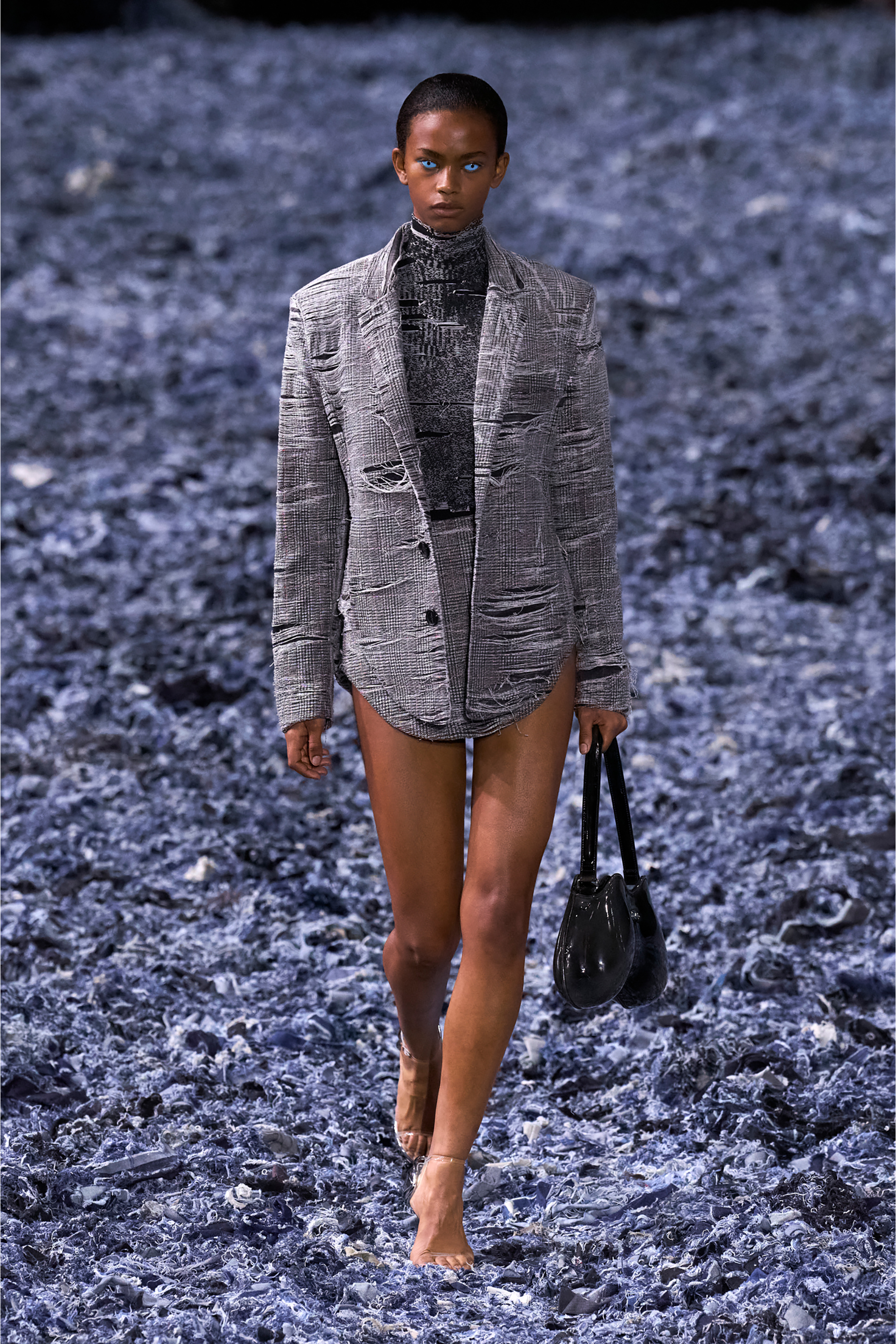 Diesel - DOUBLE-D SHOULDER, Woman's Double-D-Rigid shoulder bag in d&eacute;grad&eacute; glossy PU in Black/Bronze - 6