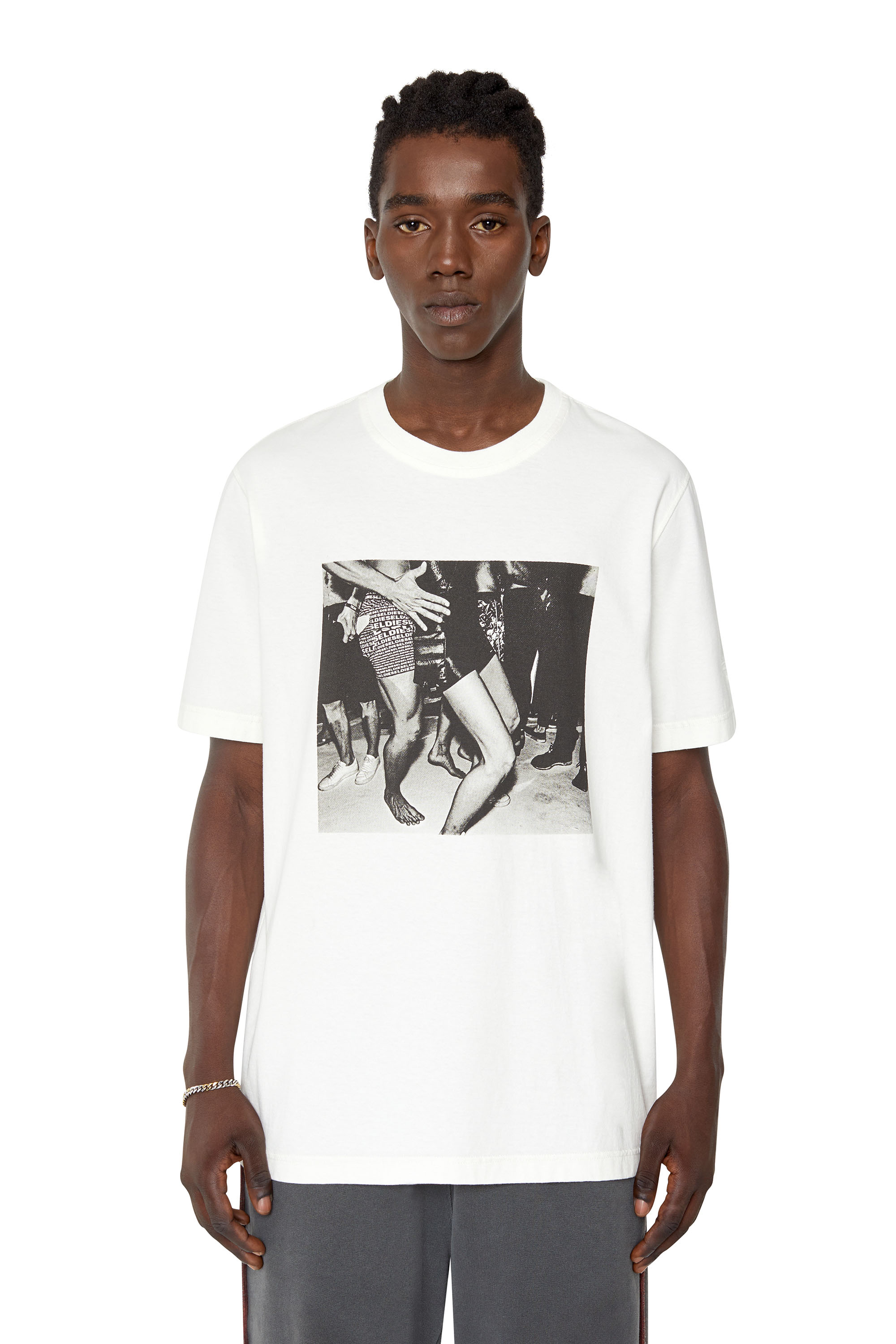 Diesel - T-shirt con stampa fotografica della scena di una festa - T-Shirts - Uomo - Bianco