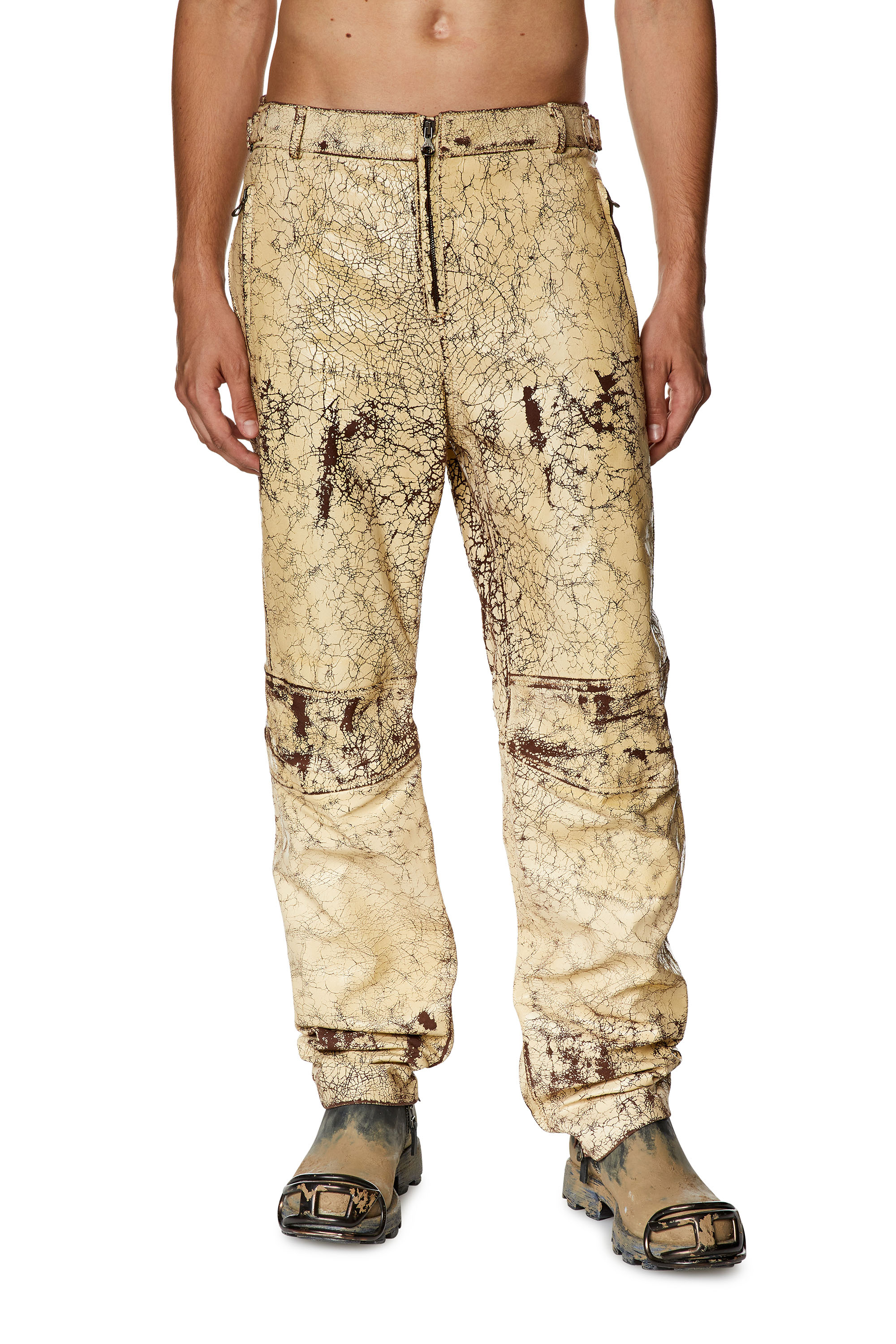 Diesel - Pantaloni in pelle coated con effetto craquelé - Pantaloni - Uomo - Beige
