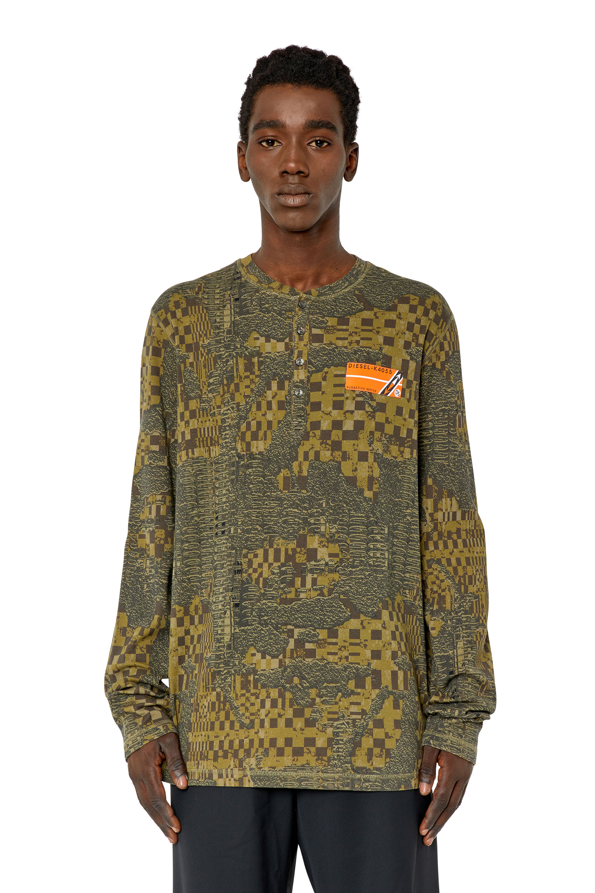 Diesel - Top con scollo serafino con stampa camouflage - T-Shirts - Uomo - Verde