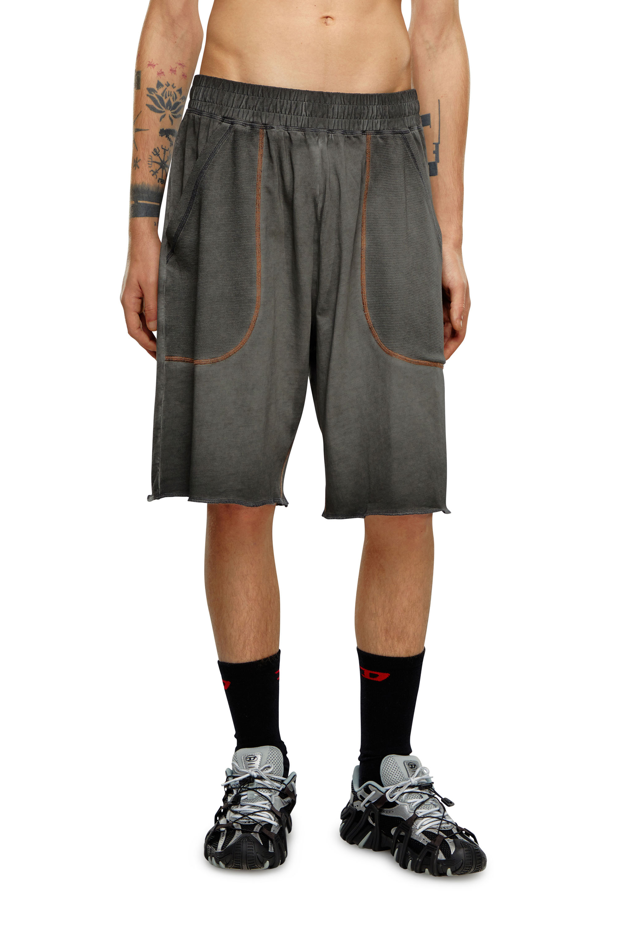 Diesel - Pantalones cortos deportivos con detalles de gofrado - Shorts - Hombre - Negro