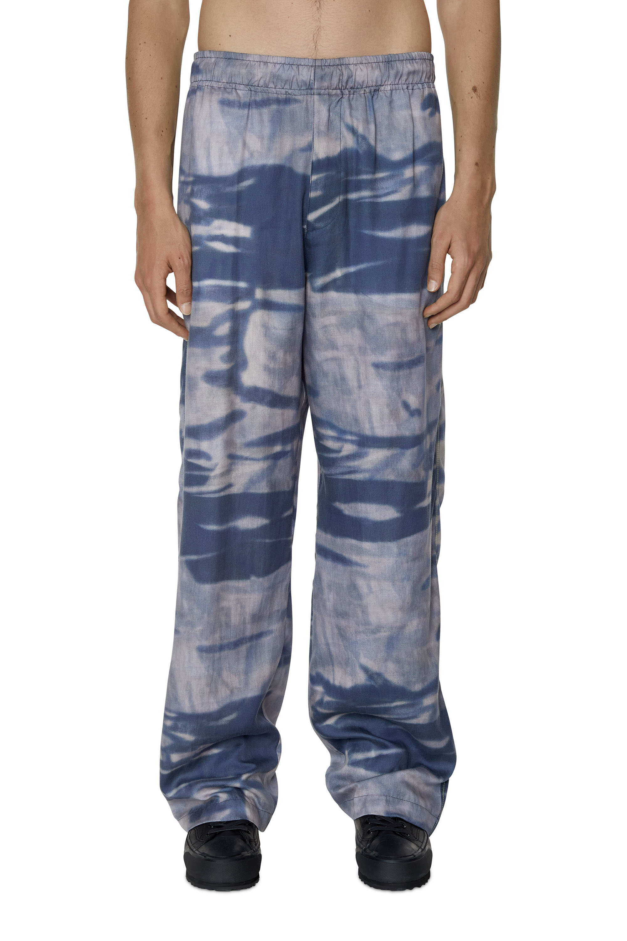 Diesel - Pantaloni camouflage in Tencel fluido - Pantaloni - Uomo - Blu