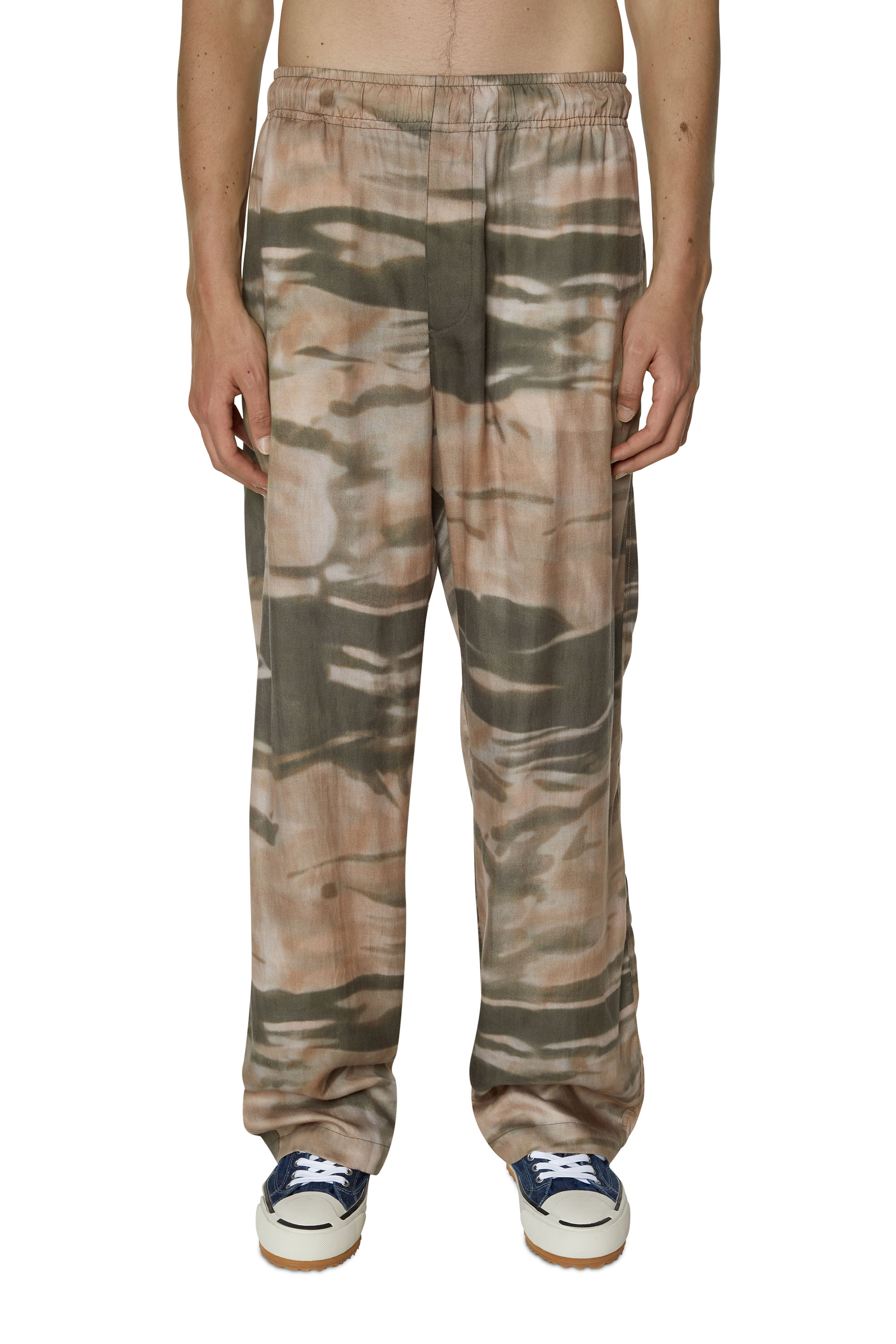 Diesel - Pantaloni camouflage in Tencel fluido - Pantaloni - Uomo - Verde