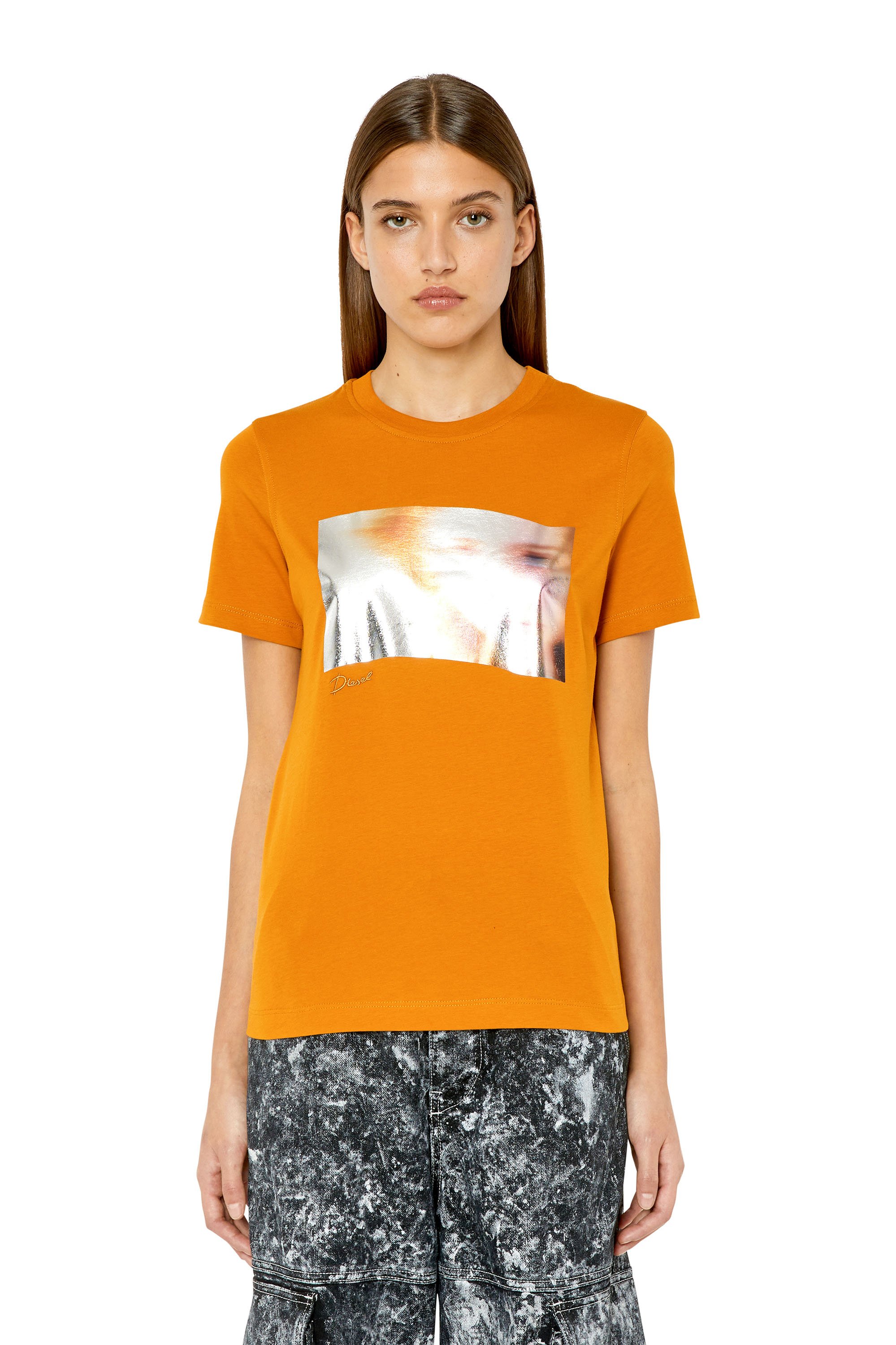 Diesel - T-shirt con stampa metallizzata di un volto sfocato - T-Shirts - Donna - Arancione